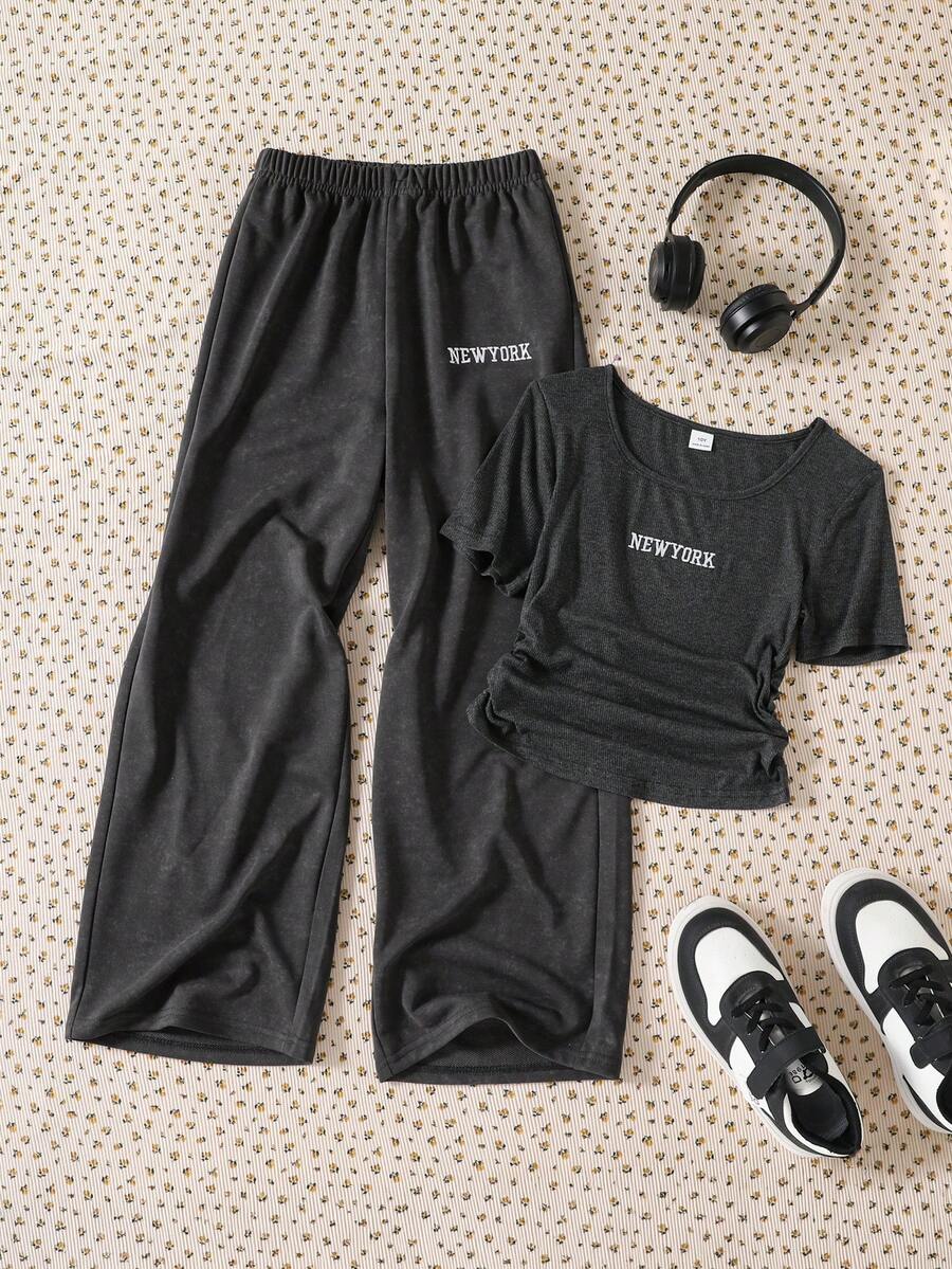 SHEIN 这是一套包含两件单品的套装:一件女童修身圆领短袖针织条纹T恤,T恤正面绣有“NEW YORK”字样;套装还包括一条宽松直筒裤,配有松紧腰带——非常适合女孩在春夏日常休闲穿着。 - 深灰色 - 查看 1