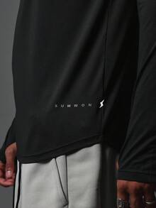 SUMWON 长袖立领运动性能 T 恤，拇指孔细节压缩贴合跑步上衣，训练底层，反光印花健身运动服，肌肉贴合 - 黑色 - 查看 4
