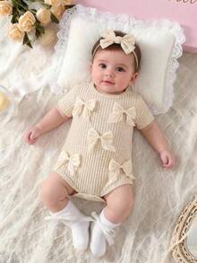 SHEIN 1件女婴针织舒适连体衣，适合0-3岁宝宝，主体为杏色纹理面料，搭配柔粉色缎带蝴蝶结装饰，整体可爱甜美，适合户外活动、家庭聚会、春夏穿着。 - 杏色 - 查看 1