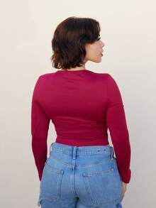 Lupita Cardoza 女式夏季简约 Y2K 基本款日常休闲辣妹弹力舒适灰色紧身方领长袖 T 恤 - 酒紅色 - 查看 2