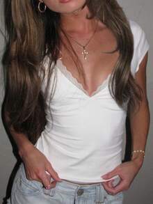 Rina Fox Áo thun cổ chữ V ôm vừa vặn màu trơn ren tương phản thời trang mùa hè cho nữ - trắng - Xem 3