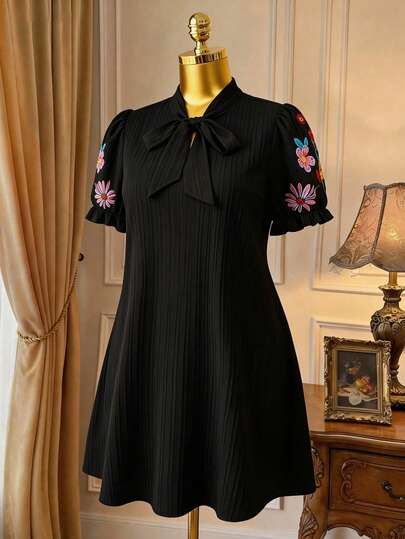 Breezaya Vestido recto de manga corta con bordado de mariposa y flores en bloque de color, diseño minimalista adecuado para el uso diario, salidas y vacaciones, talla grande y elegante