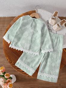 SHEIN Bộ 2 món cho bé gái, áo thun dài tay cổ tròn màu trắng in họa tiết hoa hình học, kết hợp với quần ống rộng cùng họa tiết hoa, viền ren ở cổ tay và gấu quần, kiểu dáng thanh lịch cổ điển, thời trang và đa năng cho mùa hè. - màu xanh lá - Xem 2