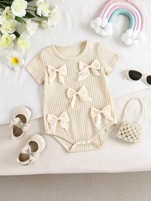 SHEIN 1件女婴针织舒适连体衣，适合0-3岁宝宝，主体为杏色纹理面料，搭配柔粉色缎带蝴蝶结装饰，整体可爱甜美，适合户外活动、家庭聚会、春夏穿着。 - 杏色 - 查看 3