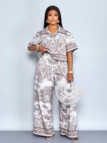 SOLERSUN Ropa de mujer talla grande para primavera/verano: elegante y con estilo, perfecta para vacaciones casuales. Este conjunto incluye una camisa de manga corta con estampado animal gris-marrón en tela tejida sin estiramiento con detalles de botones en el cuello y cintura elástica, combinada con pantalones rectos. También hay disponible un conjunto de dos piezas, atuendos de vacaciones para mujeres, conjuntos casuales para mujeres - Café integral - Ver 2