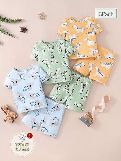 Bộ đồ mặc nhà cho bé sơ sinh, chất liệu vải dệt kim mềm mại và co giãn, in hình động vật hoạt hình, màu vàng, xanh lá cây nhạt và xanh dương, gồm áo liền quần ngắn tay và quần short.