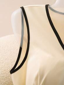 Franclia 象牙色V领无袖连衣裙，黑色腰带滚边。面料垂坠感极佳，修身剪裁凸显身材曲线。优雅精致，适合派对和通勤等场合。 - 彩色 - 查看 4