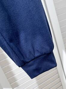 SHEIN 两件套儿童男童条纹图案柔软针织圆领白色短袖套头衫和松紧腰束脚裤套装 - 彩色 - 查看 7