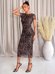Lavishia 女士豹纹圆领短袖褶裥修身中长连衣裙 - 棕色 - 查看 4