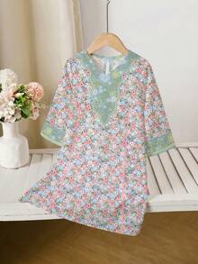 SHEIN 一件V领可爱女童碎花长袖连衣裙，舒适休闲，百搭时尚，适合日常穿着，也适合生日派对、晚宴、演出、婚礼、洗礼、秋冬季室内外活动、日常穿着、运动、聚会、拍照、度假、节日、春秋冬季等场合。 - 彩色 - 查看 2
