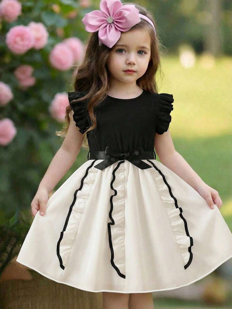 SHEIN Vestido casual de niña con parches de punto de unicolor, tejido con volantes en el bajo de contraste - Blanco y Negro - Ver 1