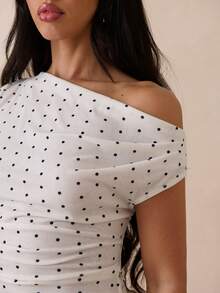 SHEIN Glamour Áo thun nữ mùa hè họa tiết chấm bi lãng mạn, thiết kế bất đối xứng, vai lệch, thích hợp cho kỳ nghỉ. - trắng - Xem 4