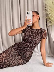 Lavishia 女士豹纹圆领短袖褶裥修身中长连衣裙 - 棕色 - 查看 3