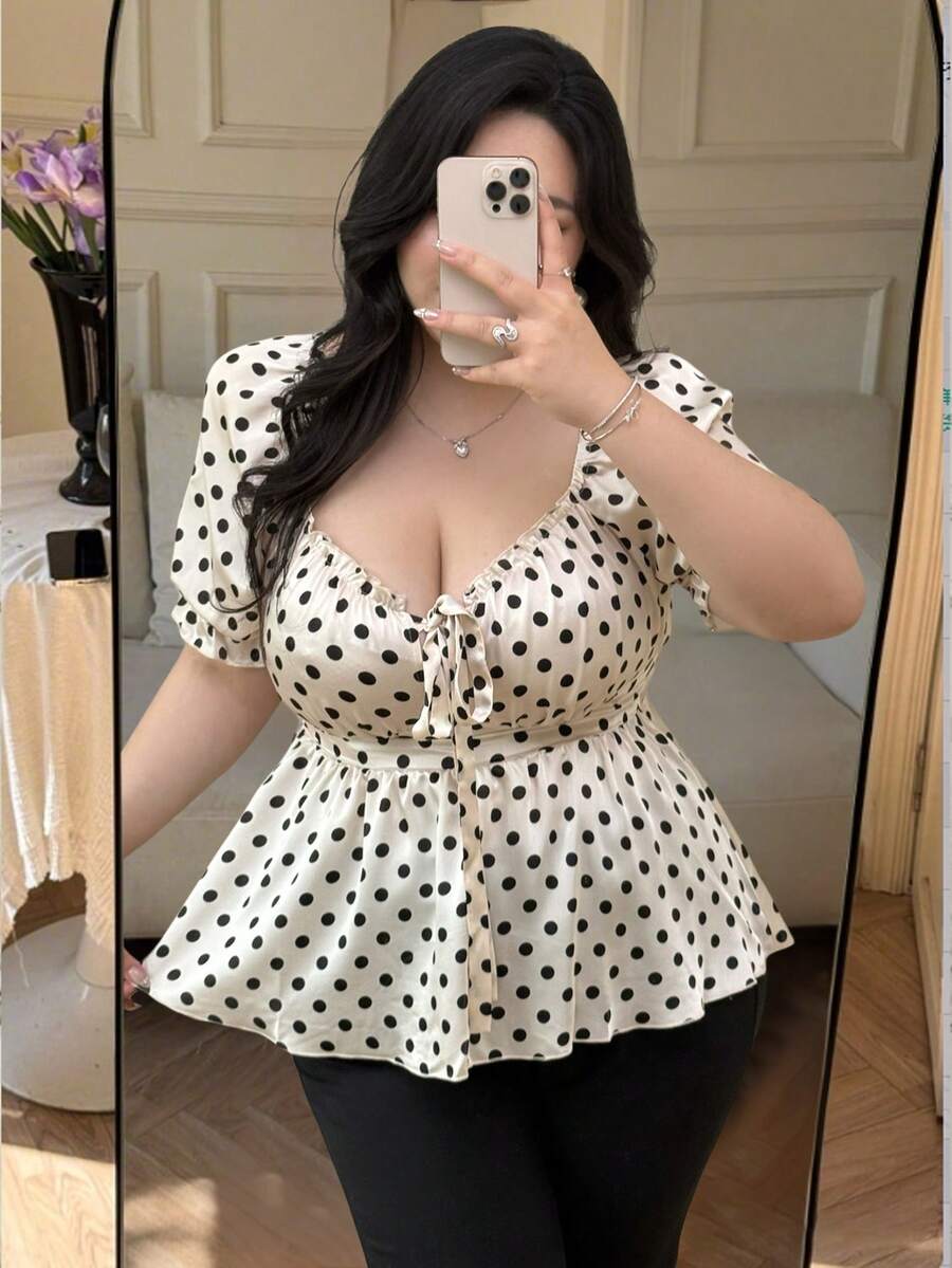 Vibekara 加大码甜心领露肩泡泡袖灯笼袖短袖缎面波点优雅系带腰A字闪亮杏色女式衬衫 - 杏色 - 查看 1