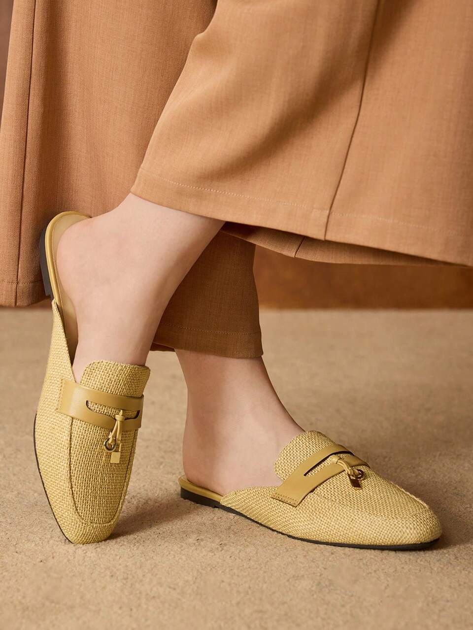 WYGODNE MINIMALISTYCZNE PŁASKIE BUTY DAMSKIE Z DEKORACJĄ FRĘDZLI