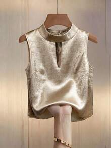 Ellegaria. Áo kiểu nữ thanh lịch, bóng mượt, cổ khoét rỗng, không tay - Màu be - Xem 4