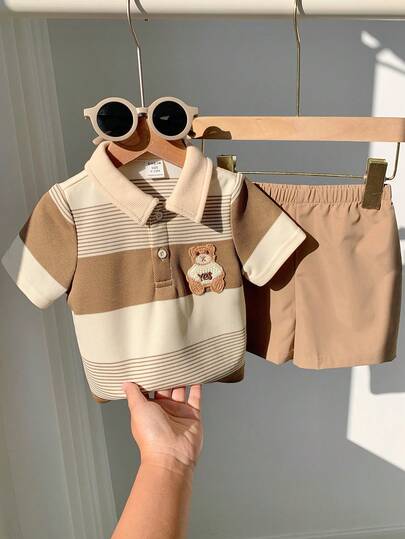 SHEIN Set de 2 piezas de camisa polo de manga corta con estampado de oso de dibujos animados a rayas y pantalones cortos caqui de cintura elástica para bebé niño en verano