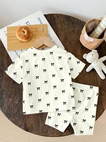 SHEIN 女婴可爱芭蕾舞风格迷你蝴蝶结印花套装，黑色优雅蝴蝶结印花图案，时尚女婴休闲宽松圆领短袖T恤和修身骑行短裤套装，适合春夏穿着 - 彩色 - 查看 3