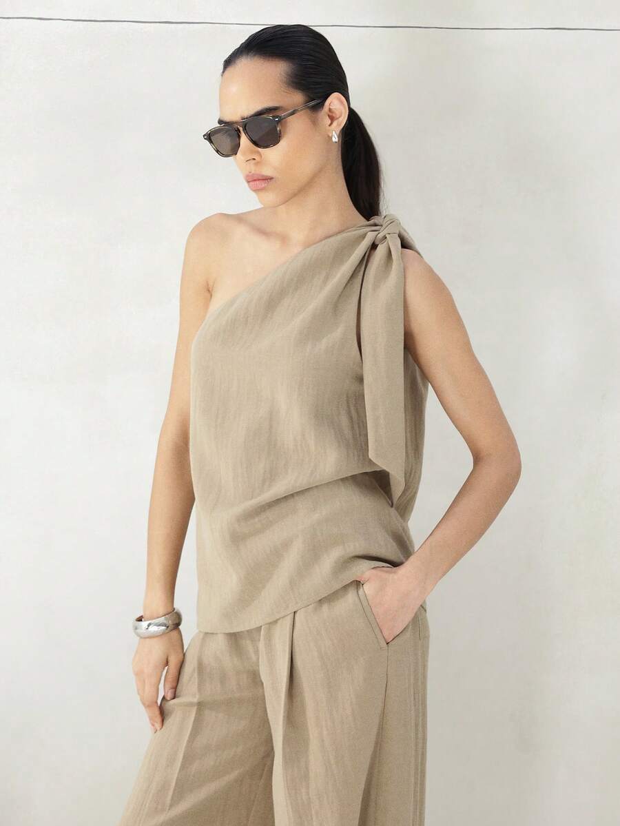 KSTM Áo kiểu lệch vai bất đối xứng dành cho nữ với chi tiết nơ buộc, kiểu dáng mùa hè, phong cách tối giản, hiện đại. - Màu Khaki - Xem 1