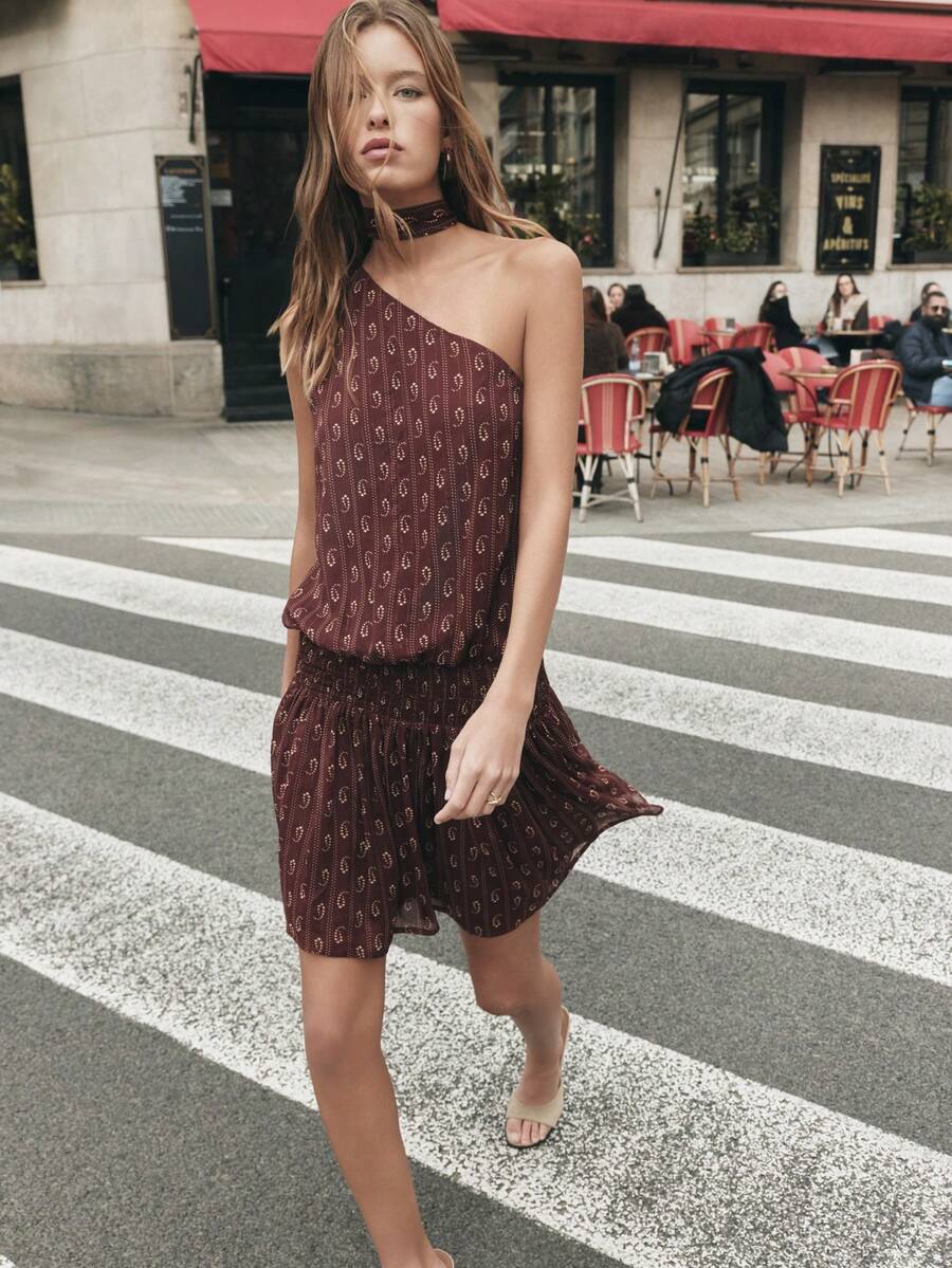 Nöista 佩斯利花纹亮面露背迷你连衣裙，褶皱裙摆，搭配同款围巾。适合春季、夏季和复活节穿着。 - 棕色 - 查看 1