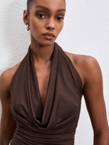 ATUI Studio Blusa de mujer de unicolor con bajo asimétrico, cuello halter y espalda descubierta - Café integral - Ver 5
