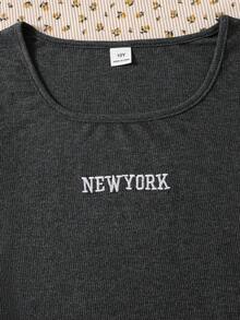 SHEIN 这是一套包含两件单品的套装：一件女童修身圆领短袖针织条纹T恤，T恤正面绣有“NEW YORK”字样；套装还包括一条宽松直筒裤，配有松紧腰带——非常适合女孩在春夏日常休闲穿着。 - 深灰色 - 查看 7