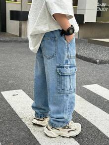 SHEIN Little Byeori 男童时尚做旧水洗宽松黑色牛仔裤，带工装口袋，休闲百搭，适合儿童街头春季服装搭配 - 淺色水洗藍 - 查看 5