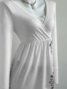 Sweetra 千禧年Y2K甜美性感学院风休闲蕾丝拼接V领印花长袖T恤，适合女性穿着，春、秋、冬三季皆宜。 - 白色 - 查看 6