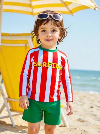 SHEIN Set de 2 piezas de ropa de baño para niños pequeños, con parte superior de manga larga y pantalones cortos, estampado de rayas verdes y rojas, y estampado de surf, en estilo casual de vacaciones, de tela de punto, adecuado para verano, playa y piscina
