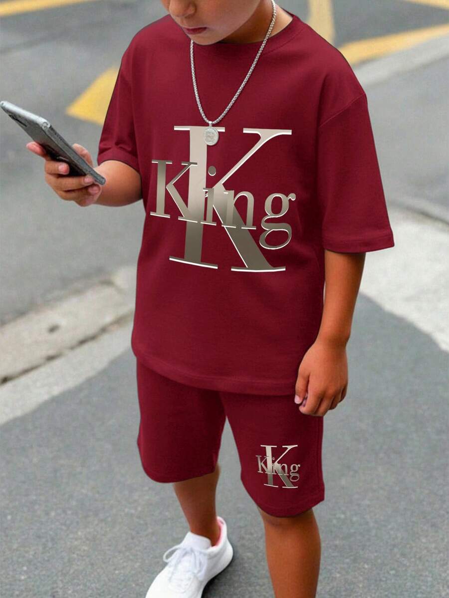 Bộ 2 quần short tay ngắn cổ tròn tối giản dành cho bé trai tuổi teen, thích hợp cho mùa hè, in hình chữ King cổ điển. - Màu Đỏ Sâu - Xem 1