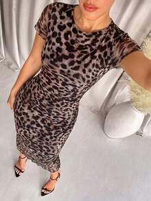 Lavishia 女士豹纹圆领短袖褶裥修身中长连衣裙 - 棕色 - 查看 5