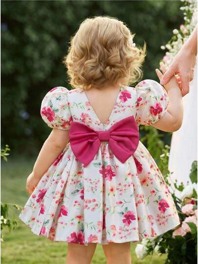 SHEIN Vestido casual para niña con cuello redondo, mangas de pétalo, volantes y lazo, con estampado floral tejido