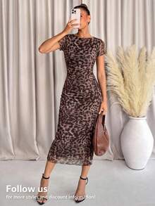 Lavishia 女士豹纹圆领短袖褶裥修身中长连衣裙 - 棕色 - 查看 1