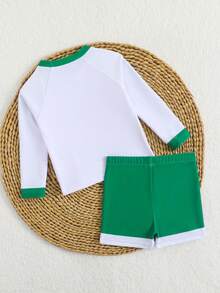 SHEIN 男婴泳衣两件套，可爱狗狗抱着冲浪板印花，撞色拼接，长袖上衣和短裤，休闲可爱风格，针织面料，适合夏季度假、海滩、泳池等场合。 - 綠色 - 查看 3