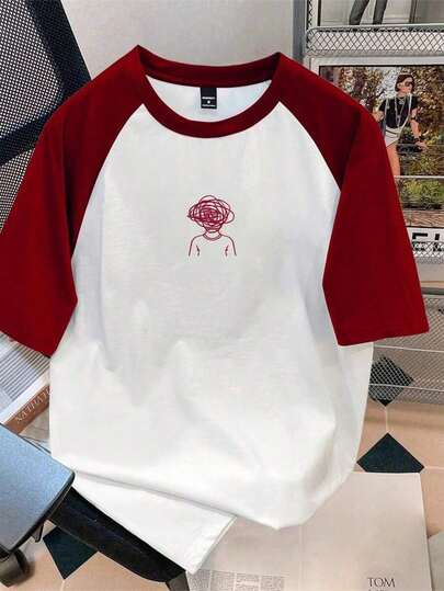 Camiseta de color blanco con mangas raglán de color vino tinto, modelo regular para hombres, sencilla y casual, ideal para uso diario.