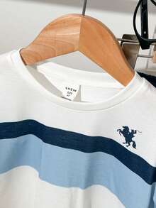 SHEIN 两件套儿童男童条纹图案柔软针织圆领白色短袖套头衫和松紧腰束脚裤套装 - 彩色 - 查看 5