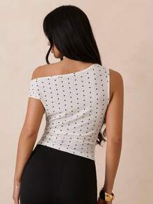 SHEIN Glamour Áo thun nữ mùa hè họa tiết chấm bi lãng mạn, thiết kế bất đối xứng, vai lệch, thích hợp cho kỳ nghỉ. - trắng - Xem 2