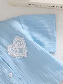 SHEIN 新款春夏女童可爱清新休闲条纹纹理面料领心形蕾丝蝴蝶结口袋衬衫 - 藍色 - 查看 4