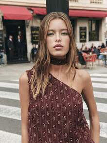 Nöista 佩斯利花纹亮面露背迷你连衣裙，褶皱裙摆，搭配同款围巾。适合春季、夏季和复活节穿着。 - 棕色 - 查看 7