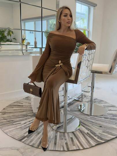Cioccolato 不对称肩部喇叭袖棕色蝴蝶结金属扣连衣裙
