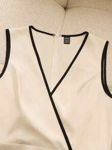 Franclia 象牙色V领无袖连衣裙，黑色腰带滚边。面料垂坠感极佳，修身剪裁凸显身材曲线。优雅精致，适合派对和通勤等场合。 - 彩色 - 查看 6