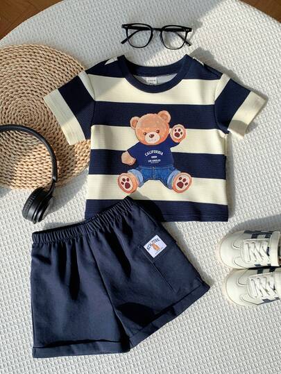 SHEIN 2件套男婴可爱休闲针织蓝色条纹小熊图案宽松短袖T恤和蓝色短裤套装，适合春夏外出穿着