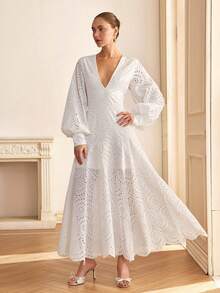 CLARA VERO 深V领主教袖刺绣长款连衣裙，修身设计，长袖及地，完美适合海滩婚礼或花园派对。采用无弹力刺绣涤纶面料，饰有透明蕾丝拼接和裸色迷你衬里。 - 白色 - 查看 7
