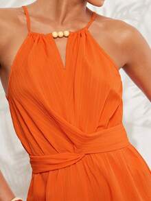 Gownix Damen eleganter orangefarbener Romper mit Holzperlen-Knopfverzierung, strukturierter Streifenoptik, Überschneidung und Bindegürtel, gerade Beinform, geeignet für Urlaub, Pendeln, Dates, Ausflüge, vielseitig tragbar, Boho-Romper für Damen, orangefarbener Romper für Damen, rückenfreier Romper orange, Damen-Romper orange, Damen-Romper mit Trägerhals, orangefarbener Urlaubsoutfit, Urlaubsoutfits für Damen, Romper für Urlaub, Strandoutfits für Damen, Strandanzug für Damen, Urlaubsoutfit für Damen, ärmelloser Romper für Damen, Damen-Romper - Orange - Übersicht 4