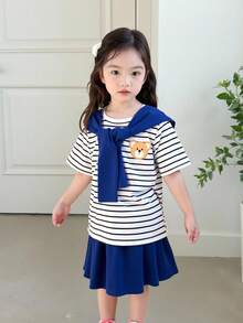 两件套女童套装：一件蓝黑白条纹针织圆领短袖T恤，饰有小熊印花；搭配一条蓝色百褶裙和一条披肩。可爱简约，适合日常穿着、参加活动和正式场合。是春、夏、秋季理想的休闲返校装扮。 - 藏蓝色 - 查看 4