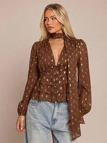 Glamine 女士法式休闲衬衫，饰有金属金色叶子图案，配有可拆卸丝带和层叠荷叶边下摆，适合秋冬季穿着。 - 棕色 - 查看 4