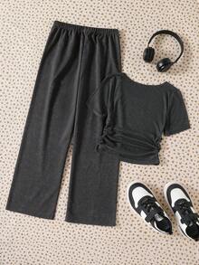 SHEIN 这是一套包含两件单品的套装：一件女童修身圆领短袖针织条纹T恤，T恤正面绣有“NEW YORK”字样；套装还包括一条宽松直筒裤，配有松紧腰带——非常适合女孩在春夏日常休闲穿着。 - 深灰色 - 查看 2