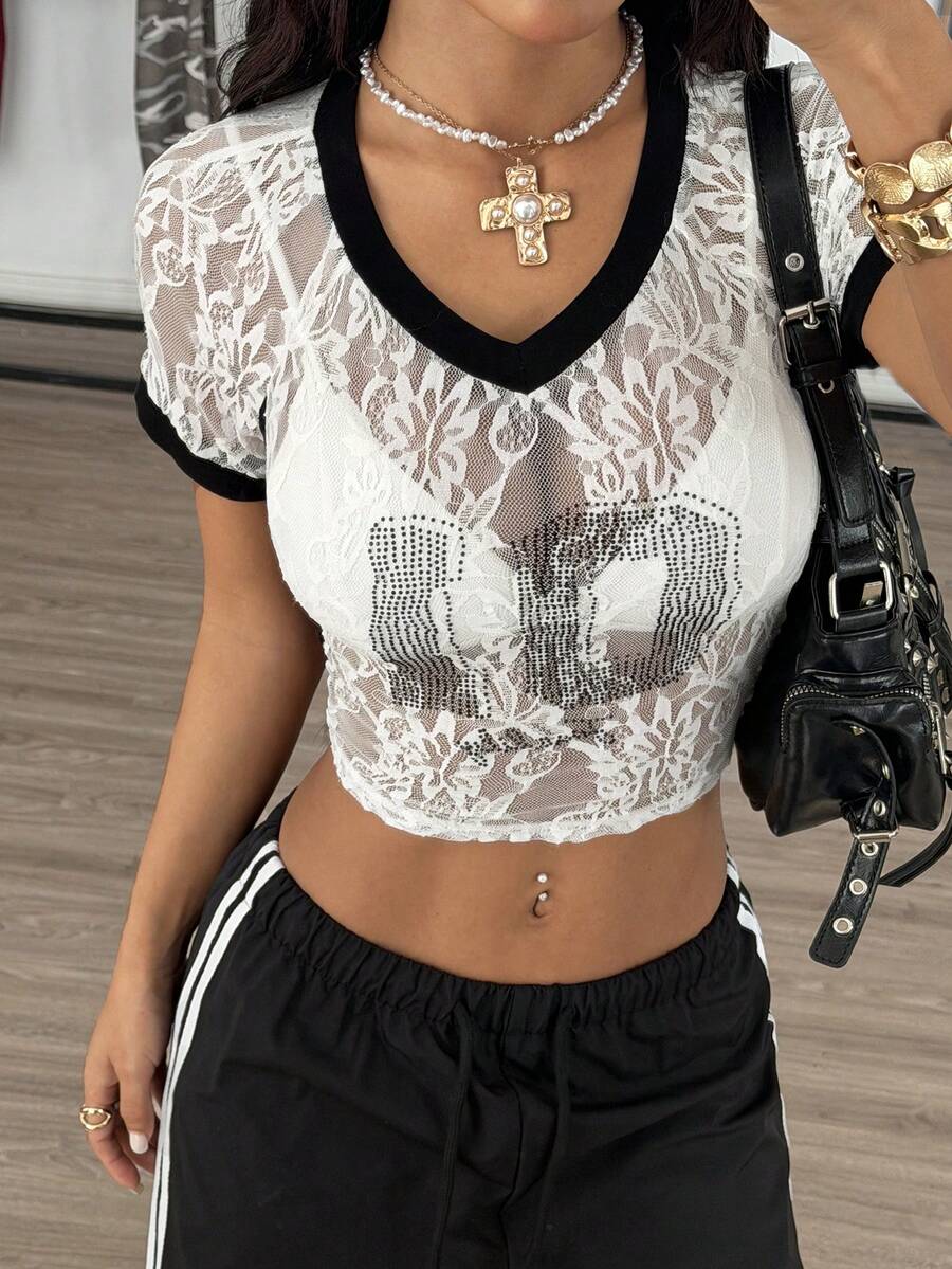 SHEIN EZwear 白色蕾丝水钻装饰T恤，学院风女款 - 黑與白 - 查看 1