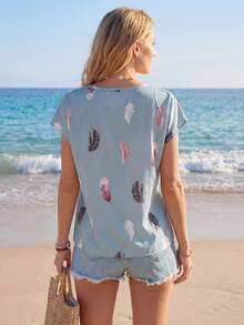 SHEIN LUNE Blusa de verano holgada, casual, con cuello redondo, de manga corta y estampado de plumas en todo el diseño - Neblina azul - Ver 2