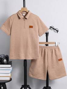 SHEIN Bộ quần áo thể thao dáng rộng, chất liệu vải dệt họa tiết, cổ áo polo, tay ngắn và quần short cho bé trai tuổi teen, thích hợp cho mùa xuân/hè, đi chơi, ngày Valentine, hẹn hò, du lịch, nghỉ lễ, họp mặt gia đình, tựu trường, mùa cưới, tiệc tối trang trọng, thể thao. - Màu Khaki - Xem 4